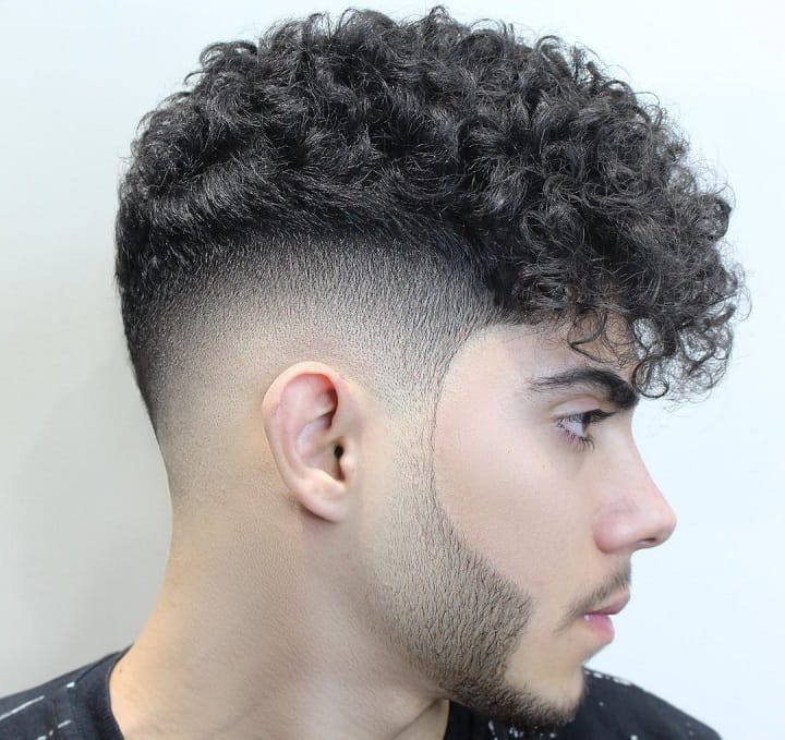 Asymmetrical Bangs mid fade krullen
mid taper fade krullen
mid-length curls with a faded undercut
