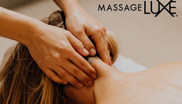 Massage in Luxe Salon