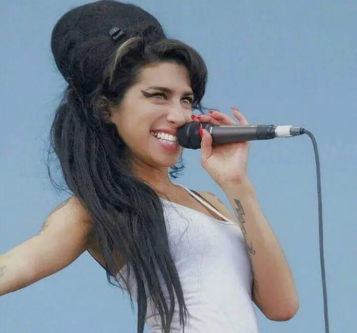 Amy Winehouse Singing on Stage