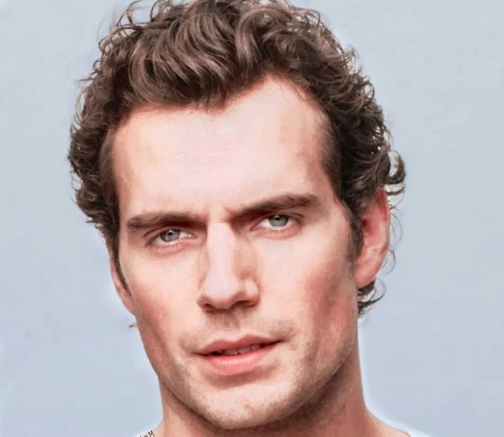 Henry Cavill With a Messy Wavy Hair
